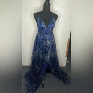 NWT Windsor floor length navy sparkles prom dress. Size small.